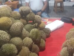 Eko Penjual Durian di Jalan Abdulrahman Saleh Menjadi Sorotan, Berani Jamin: “Kalau Tidak Enak, Tidak Perlu Bayar!”   